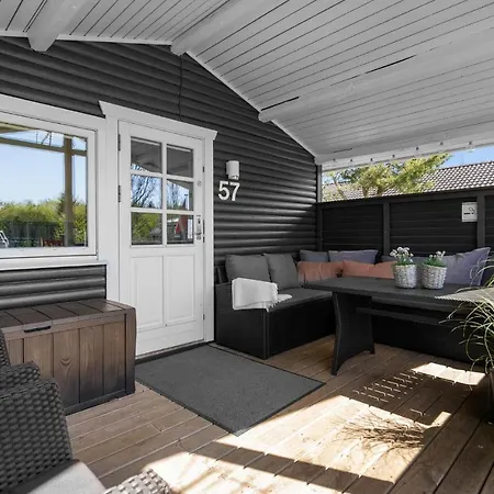 Dom wakacyjny Gorgeous In With Kitchen Hovborg